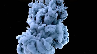 İnanılmaz uzay sihri geçmişi. Açık mavi-gri suluboya mürekkep ve siyah bir arka plan. Mavi-gri mürekkep bulutu. Dalgalar ve mavi-gri renkler. Güzel soyut arkaplan.