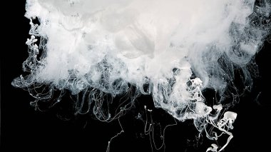 Suya beyaz boya damlaları. İnanılmaz beyaz soyut arka plan. Siyah arkaplanda beyaz suluboya mürekkep.
