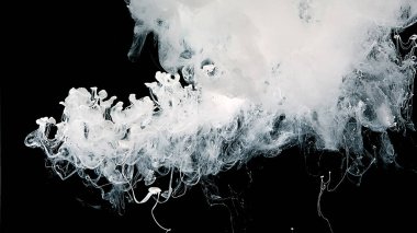 Siyah arka planda beyaz suluboya mürekkep. Sütlü mürekkep dalgaları ve suya beyaz boya damlaları. Güzel beyaz soyut arkaplan.
