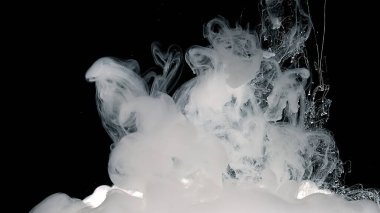 Yaratıcı beyaz soyut arka plan. Siyah arka planda beyaz suluboya mürekkep. Suya beyaz boya damlaları.