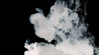 Sütlü mürekkep dalgaları ve suya beyaz boya damlaları. Fantastik beyaz soyut arka plan. Siyah arkaplanda beyaz suluboya mürekkep.