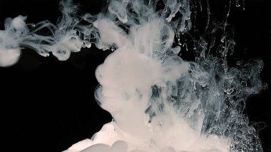 Fantastik beyaz soyut arka plan. Siyah arka planda beyaz suluboya mürekkep. Sütlü mürekkep dalgaları ve suya beyaz boya damlaları. Siyah arkaplanda beyaz mürekkep bulutu.