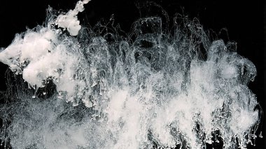 Siyah beyaz sanat. Siyah arka planda beyaz mürekkep bulutu. Suyun içinde beyaz suluboya boya boya. Siyah arka planda beyaz suluboya mürekkep. Meditasyon sihri soyut arkaplan.