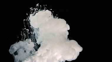 Meditasyon sihri soyut arka planı. Siyah beyaz sanat. Siyah arka planda beyaz suluboya mürekkep. Suyun içinde beyaz suluboya boya boya. Siyah arkaplanda beyaz mürekkep bulutu.