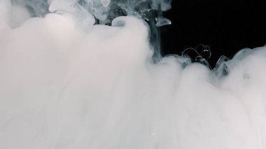 Güzel soyut bir arka plan. Siyah arka planda beyaz suluboya mürekkep. Sütlü mürekkep dalgaları ve suya beyaz boya damlaları. Siyah arkaplanda beyaz mürekkep bulutu.