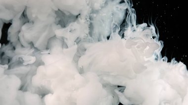 Dalgalar ve beyaz boya damlaları. Beyaz soyut arka plan. Siyah arka planda beyaz suluboya mürekkep. Kozmik büyü geçmişi. Beyaz mürekkep bulutu.
