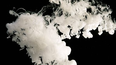 Sütlü mürekkep dalgaları ve suya beyaz boya damlaları. Beyaz soyut arka plan. Siyah arkaplanda beyaz suluboya mürekkep.