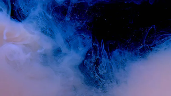 青紫の色の波と滴 驚くべき宇宙魔法の背景 青紫色のインク雲 黒を基調とした青紫色の水彩水性インク 美しい抽象的背景 — ストック写真