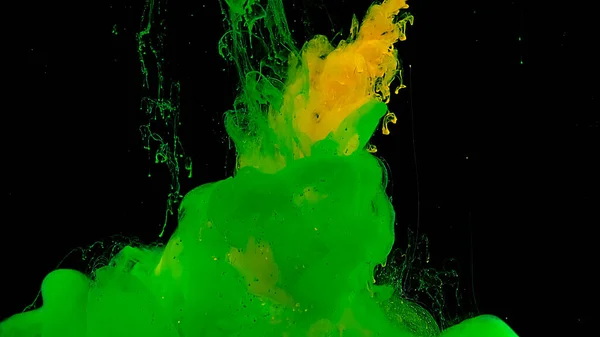 緑と黄色の色の波と滴 宇宙魔法の背景 緑とインクの黄色の雲 抽象的な背景が美しい 黒を背景に水に緑と黄色の水彩インク — ストック写真