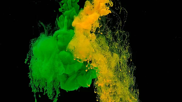 Groene Gele Aquarelinkt Water Een Zwarte Achtergrond Golven Druppels Groene — Stockfoto