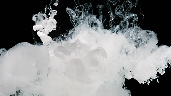药物魔法的抽象背景 黑色背景上的白色墨水云 白色水彩画在水中 黑色底色上的白色水墨 — 图库照片