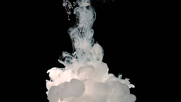 白漆的浪花和水滴 白色的抽象背景 白色水彩油墨在黑色底色的水中 宇宙魔法背景 白云墨迹 — 图库照片