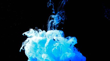 Kozmik yıldız arkaplanı. Müthiş soyut bir arka plan. Masaüstünüz için güzel bir duvar kağıdı. Siyah arka planda mavi ve beyaz mürekkep bulutu. Suya mavi mürekkep damlaları.