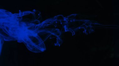 Müthiş soyut bir arka plan. Masaüstünüz için güzel bir duvar kağıdı. Siyah arka planda mavi mürekkep bulutu. Suya mavi mürekkep damlaları. Kozmik yıldız arkaplanı. Mavi suluboya siyah zemin üzerinde suyla boyanır.