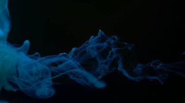 Masaüstünüz için güzel bir duvar kağıdı. Siyah arka planda mavi mürekkep bulutu. Suya mavi mürekkep damlaları. Mavi suluboya siyah arka planda suyla boyanır. Müthiş soyut arkaplan.