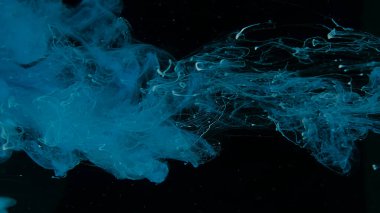 Müthiş soyut bir arka plan. Masaüstünüz için güzel bir duvar kağıdı. Siyah arka planda mavi mürekkep bulutu. Suya mavi mürekkep damlaları. Mavi suluboya siyah zemin üzerinde suyla boyanır.