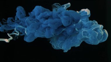 Mavi ve beyaz suluboya, siyah arka planda suyla boyanır. Müthiş soyut bir arka plan. Masaüstünüz için güzel bir duvar kağıdı. Siyah arka planda mavi mürekkep bulutu. Suya mavi mürekkep damlaları.