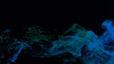 Yaratıcı hiptonik geçmiş. Siyah arka planda mavi-yeşil mürekkep bulutu. Güzel soyut bir arka plan. Mavi-yeşil suluboya siyah arka planda suyla boyanır. Masaüstünüz için şık duvar kağıtları.