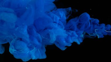 Müthiş soyut bir arka plan. Masaüstünüz için güzel bir duvar kağıdı. Siyah arka planda mavi mürekkep bulutu. Suya mavi mürekkep damlaları. Mavi ve beyaz suluboya siyah zemin üzerinde suyla boyanır.