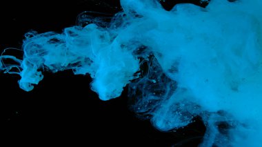 Masaüstünüz için güzel bir duvar kağıdı. Siyah arka planda mavi mürekkep bulutu. Suya mavi mürekkep damlaları. Mavi suluboya siyah arka planda suyla boyanır. Müthiş soyut arkaplan.