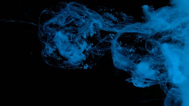Mavi suluboya siyah arka planda suyla boyanır. Müthiş soyut bir arka plan. Masaüstünüz için güzel bir duvar kağıdı. Siyah arka planda mavi mürekkep bulutu. Suya mavi mürekkep damlaları.
