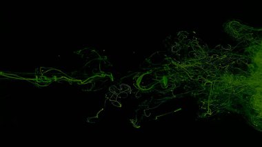 Suya yeşil mürekkep damlaları. Kozmik yıldız arkaplanı. Siyah arka planda suyla boyanmış yeşil suluboya. Masaüstünüz için güzel bir duvar kağıdı. Yeşil mürekkep bulutu. Müthiş soyut arkaplan.