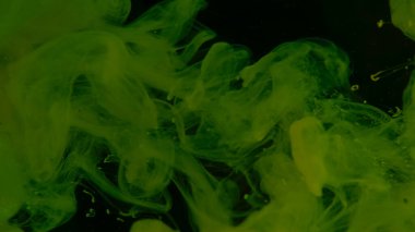 Masaüstünüz için güzel bir duvar kağıdı. Yeşil mürekkep bulutu. Müthiş soyut bir arka plan. Suya yeşil mürekkep damlaları. Kozmik yıldız arkaplanı. Siyah arkaplanda suyla boyanmış yeşil suluboya..