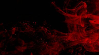 Kırmızı mürekkep bulutu. Müthiş soyut bir arka plan. Suya kırmızı mürekkep damlaları. Kozmik yıldız arkaplanı. Kırmızı suluboya siyah arka planda suyla boyanır. Masaüstünüz için güzel duvar kağıdı.