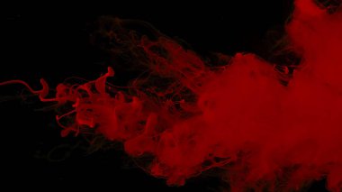 Kozmik yıldız arkaplanı. Kırmızı suluboya siyah arka planda suyla boyanır. Masaüstünüz için güzel bir duvar kağıdı. Kırmızı mürekkep bulutu. Müthiş soyut bir arka plan. Suda kırmızı mürekkep damlaları.