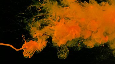 Siyah arka planda sarı mürekkep bulutu. Müthiş soyut bir arka plan. Gri arka planda renkli mürekkep bulutu. Sarı suluboya siyaha boyanmış. Masaüstü duvar kağıdı.