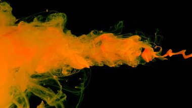 Siyah arka planda sarı mürekkep bulutu. Müthiş soyut bir arka plan. Sarı suluboya siyaha boyanmış. Masaüstü duvar kağıdı.