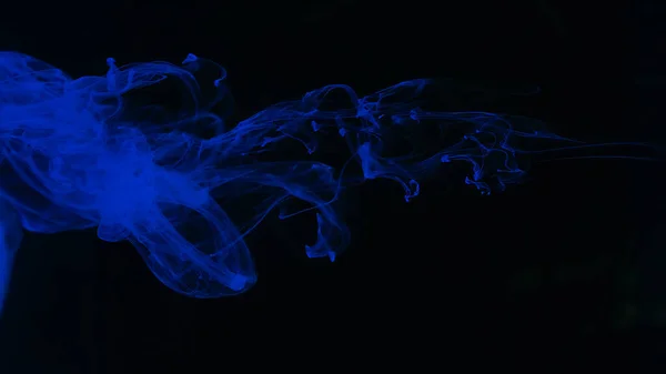 素晴らしい抽象的な背景 デスクトップ用の美しい壁紙 黒の背景にインクの青い雲 水に青いインクの滴 宇宙の星の背景 黒い背景の上に青い水彩画 — ストック写真