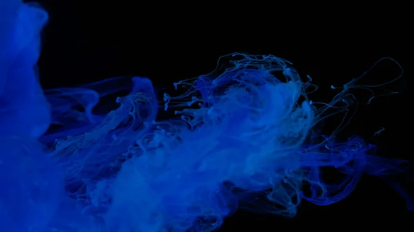 Krople Niebieskiego Atramentu Ultramorskiego Wodzie Niebieskie Farby Akwarelowe Wodzie Czarnym — Zdjęcie stockowe