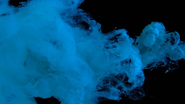 Droppe Blått Bläck Vattnet Blå Akvarell Färgar Vatten Svart Bakgrund — Stockfoto