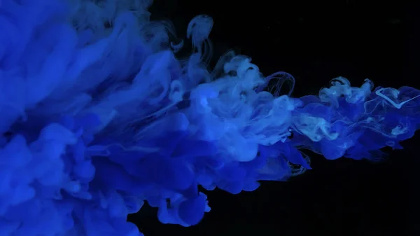 デスクトップ用の美しい壁紙 黒の背景にインクの青い雲 水に青いインクの滴 黒い背景に青い水彩画が描かれています 素晴らしい抽象的背景 — ストック写真