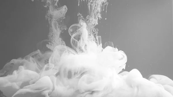 デスクトップ用のシックな壁紙 創造的な催眠の背景 灰色の背景にインクの白い雲 抽象的な背景が美しい 灰色の背景に水に白い水彩画 — ストック写真