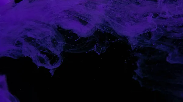 デスクトップ用の美しい壁紙 黒の背景にインクのバイオレット雲 水に紫色のインクの滴 黒を基調に水に紫色の水彩画 素晴らしい抽象的背景 — ストック写真