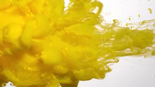 Сонячно Жовта Акварельна Фарба Воді Білому Тлі Чудовий Абстрактний Фон — стокове відео