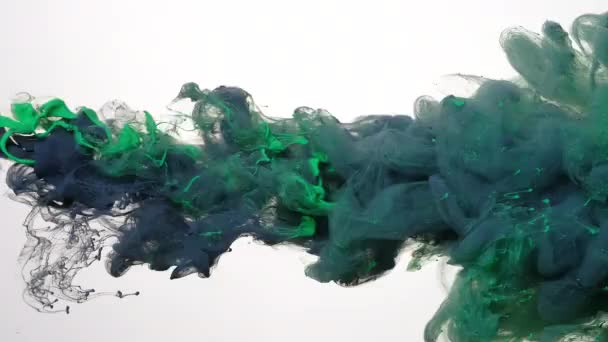 绿色和灰蓝色水彩油墨混合在白色背景的水中 神奇的抽象背景 放松冥想的背景 彩色水彩画在水中的缓慢运动 — 图库视频影像