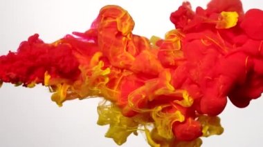 Beyaz arka planda suya karıştırılmış sarı ve kırmızı suluboya mürekkep. Ekran koruyucu, rahatlatıcı meditasyon arka planı. Olağanüstü soyut bir arka plan. Suyun içindeki renkli suluboyaların yavaş hareketi.