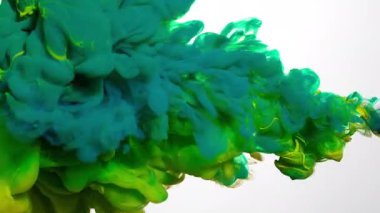 Açık yeşil ve mavi-yeşil suluboya mürekkep beyaz arkaplanda suya karışıyor. Olağanüstü soyut bir arka plan. Suyun içindeki renkli suluboya yavaş hareket ediyor. Ekran koruyucu, rahatlatıcı meditasyon arkaplanı.