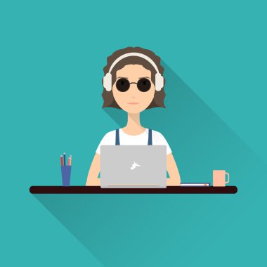 Bir kadının düz simgesi. Masasında oturan kulaklıklar ile bir dizüstü bilgisayar çalışan kadın.  