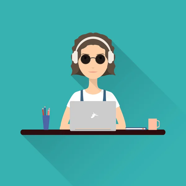 Ícone plano de uma mulher. Mulher trabalhando em um laptop com fones de ouvido sentados em sua mesa . —  Vetores de Stock