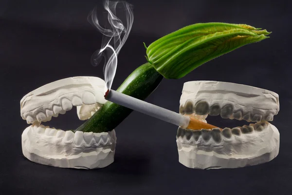 牙齿和香烟 — 图库照片