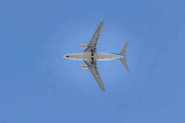 Ein Flugzeug fliegt — Stockfoto