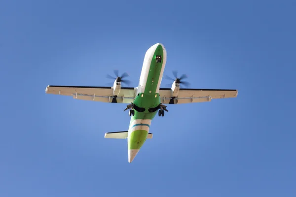 Een vliegtuig vliegen — Stockfoto