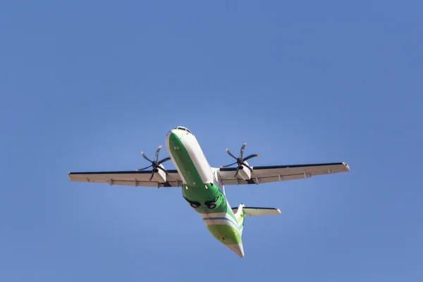 Een vliegtuig vliegen — Stockfoto