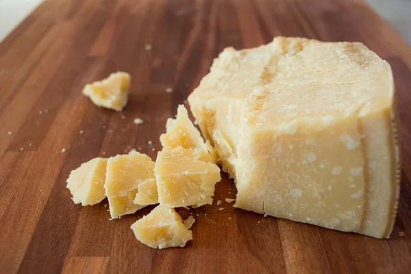 Pedaços de queijo — Fotografia de Stock