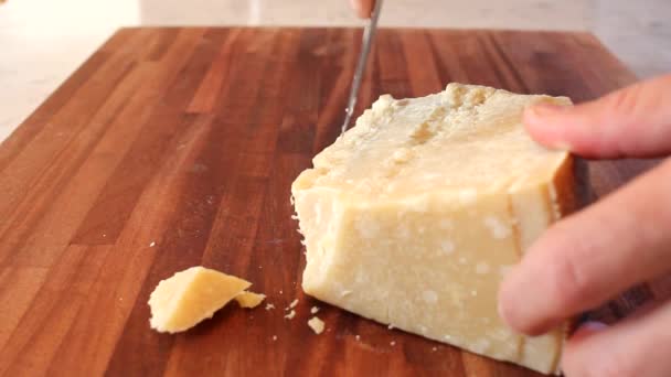 Skär bitar av parmesan — Stockvideo