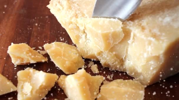 Pezzi da taglio di parmigiano — Video Stock